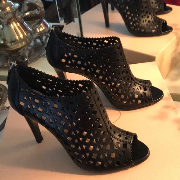 BEAUTIFUL PRADA CUT OUT BOOTIES. - Picture 2 of 8